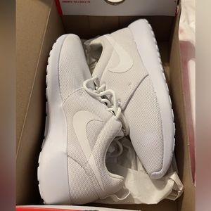Brand new all white Nike roshe size 7.5 women’s